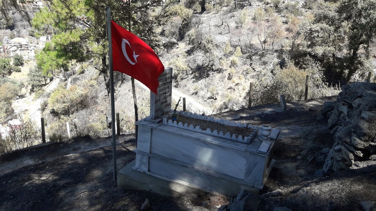 Mezarlık Yandı, Türk Bayrağı Yanmadı