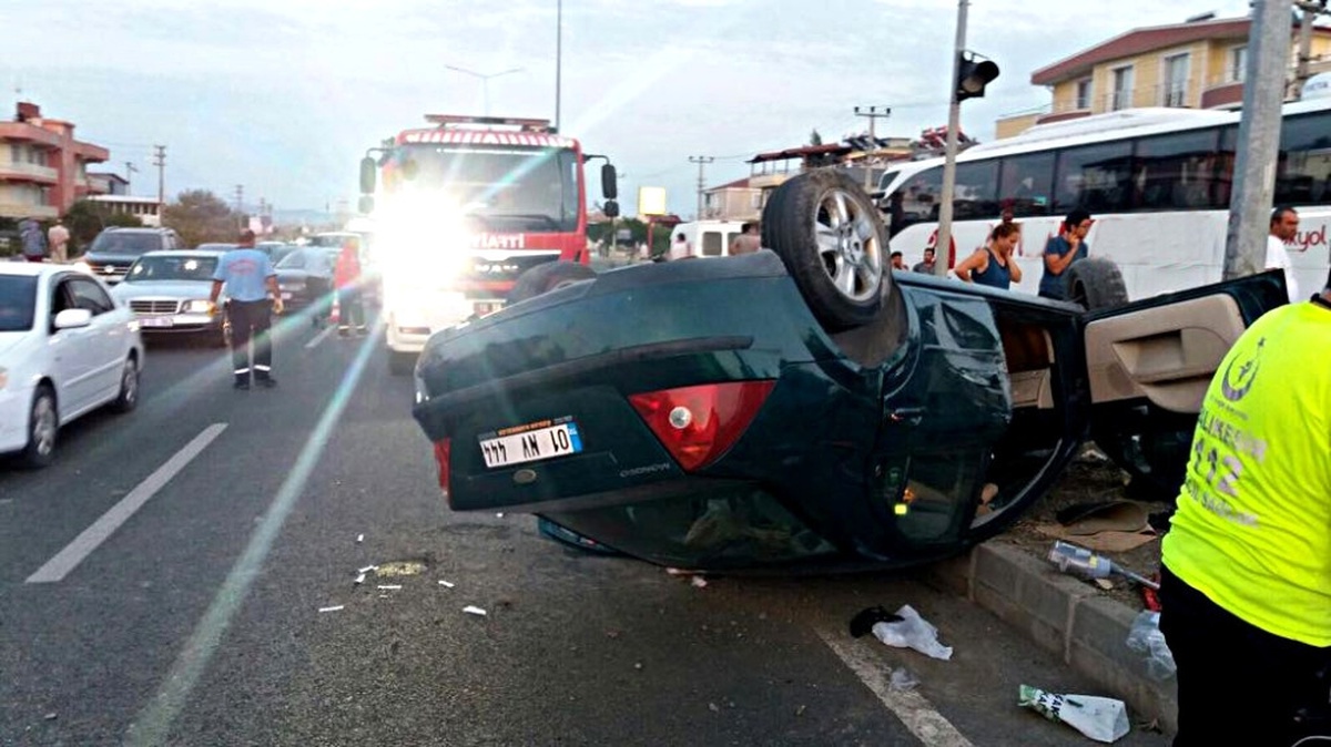 Otobüs Sıkıştırdı, Araç Takla Attı: 4 Yaralı