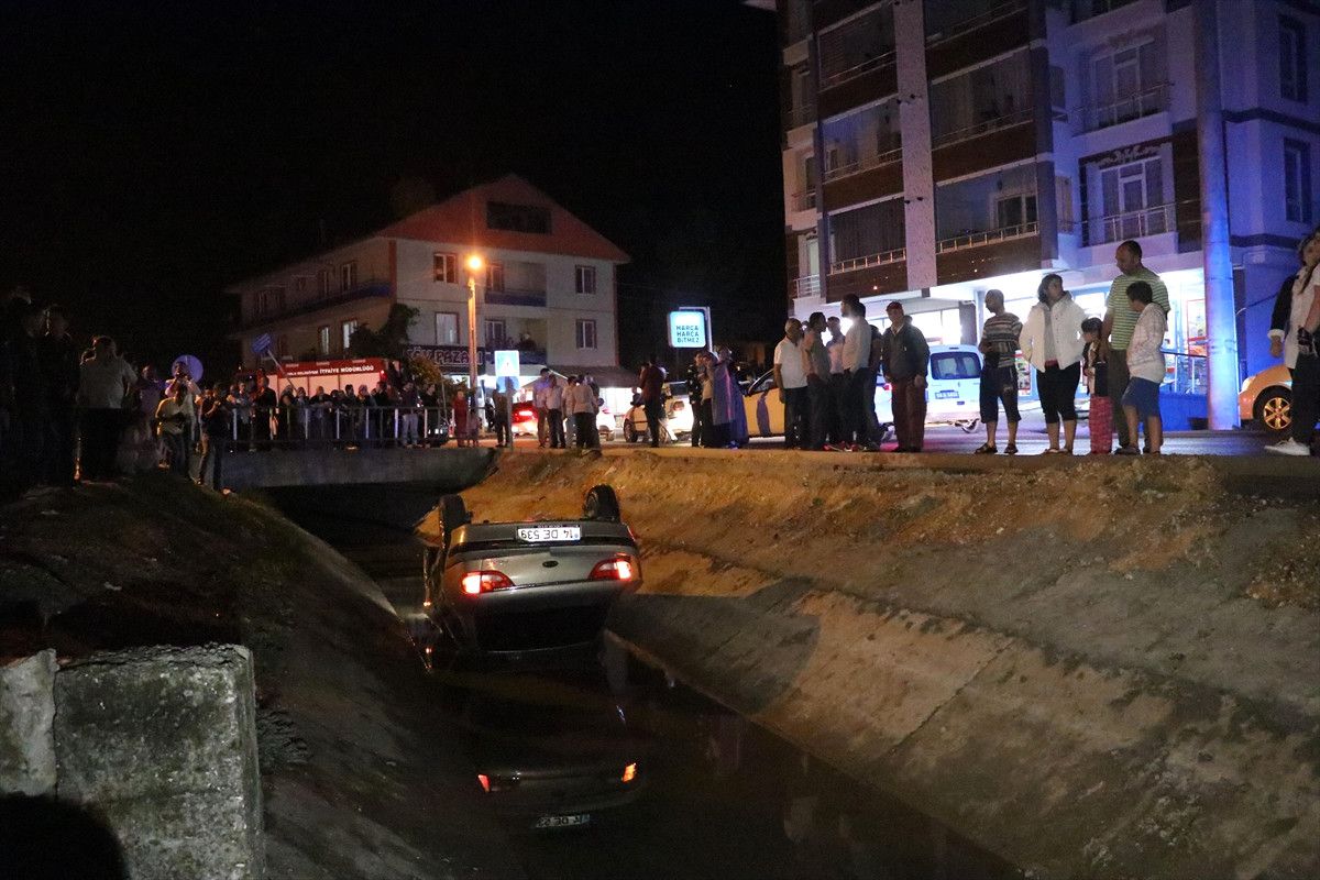 Otomobil Sulama Kanalına Devrildi: 2 Yaralı