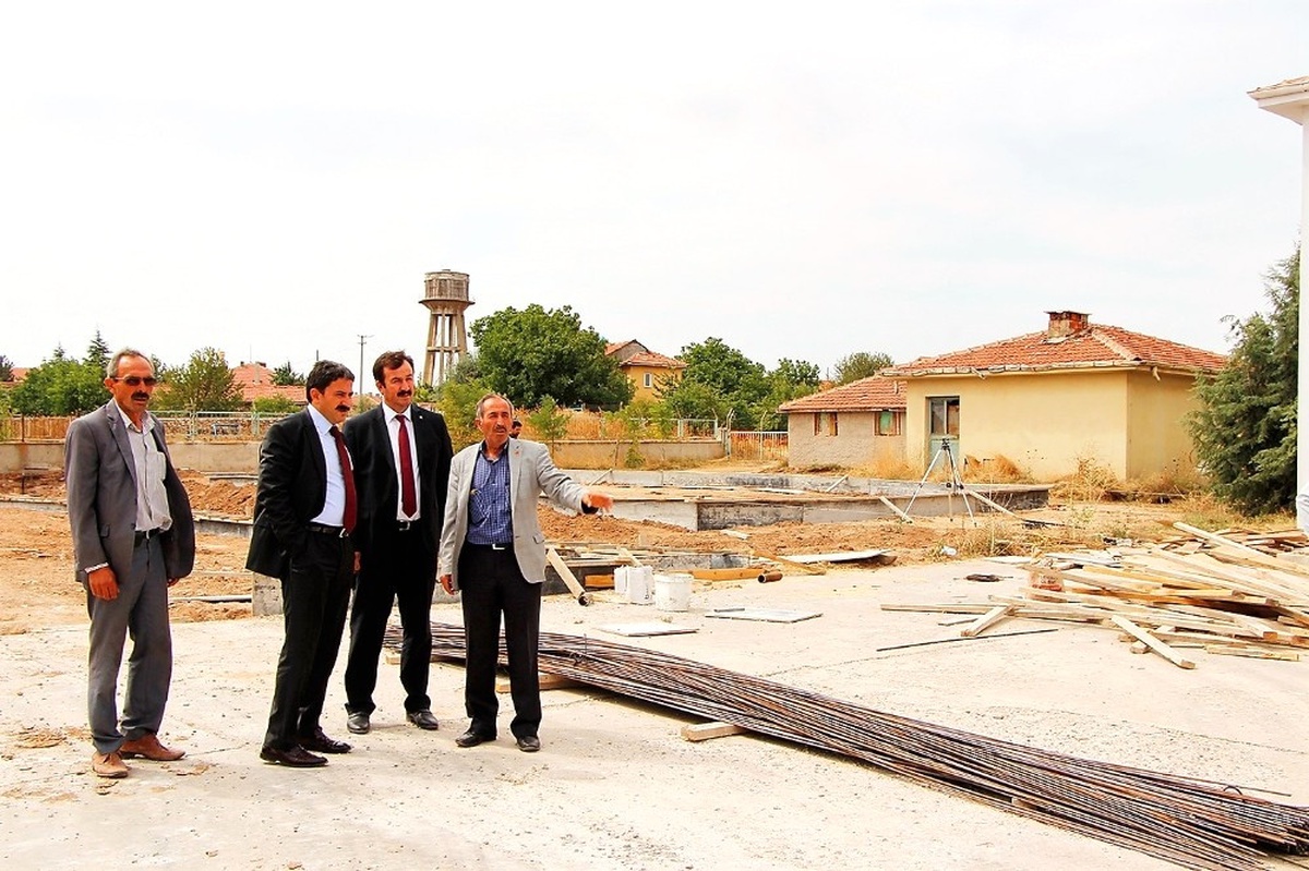 Seyitgazi Belediyesi\'nden Gençlere Halı Saha