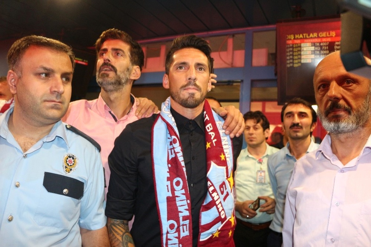 Trabzonspor Taraftarı Sosa ve Volkan Şen\'i Omuzlarına Aldı