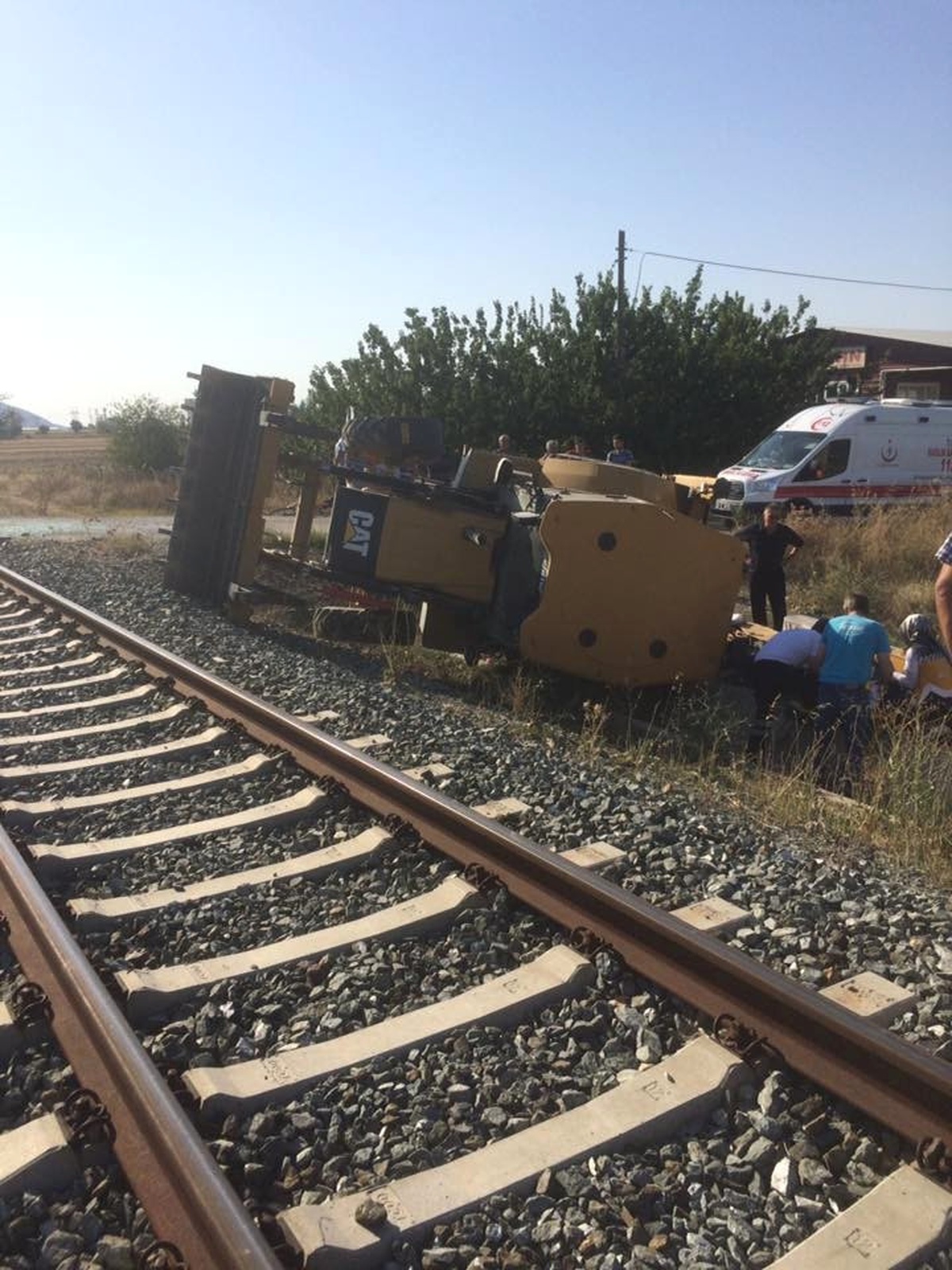 Tren Hemzemin Geçitte İş Makinesine Çarptı