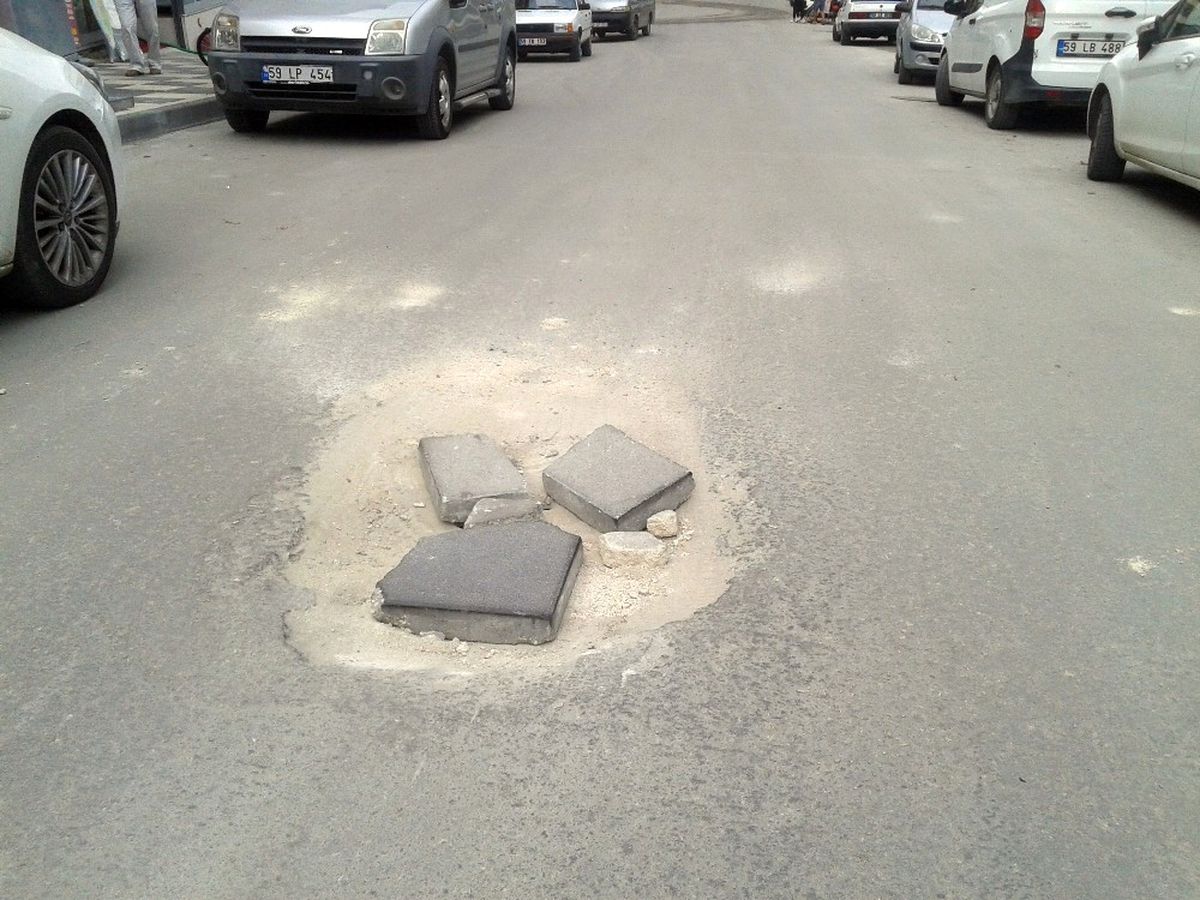 Yol Ortasındaki Çukur Tehlike Saçıyor