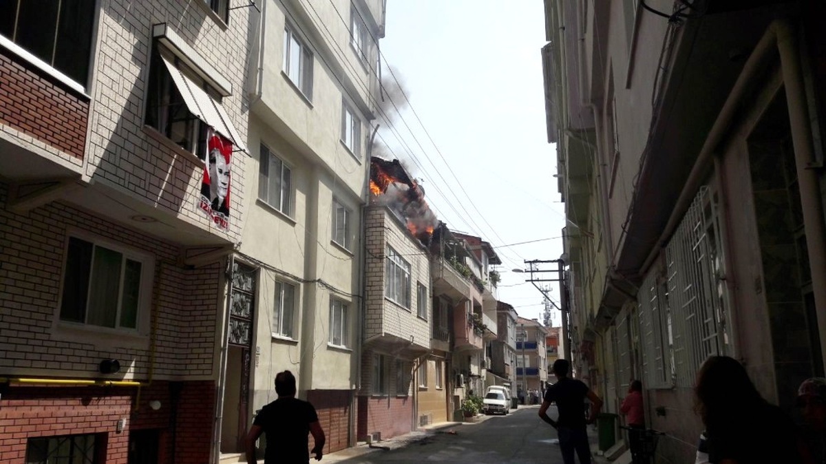 Alevlere Pencerelerinden Uzattıkları Hortumlarla Müdahale Ettiler