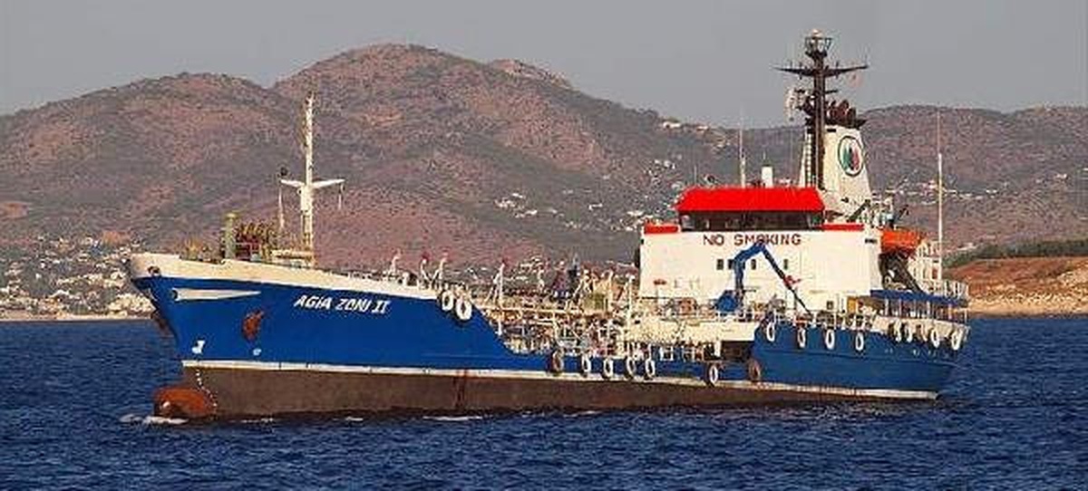 Atina Açıklarında Petrol Taşıyan Tanker Battı