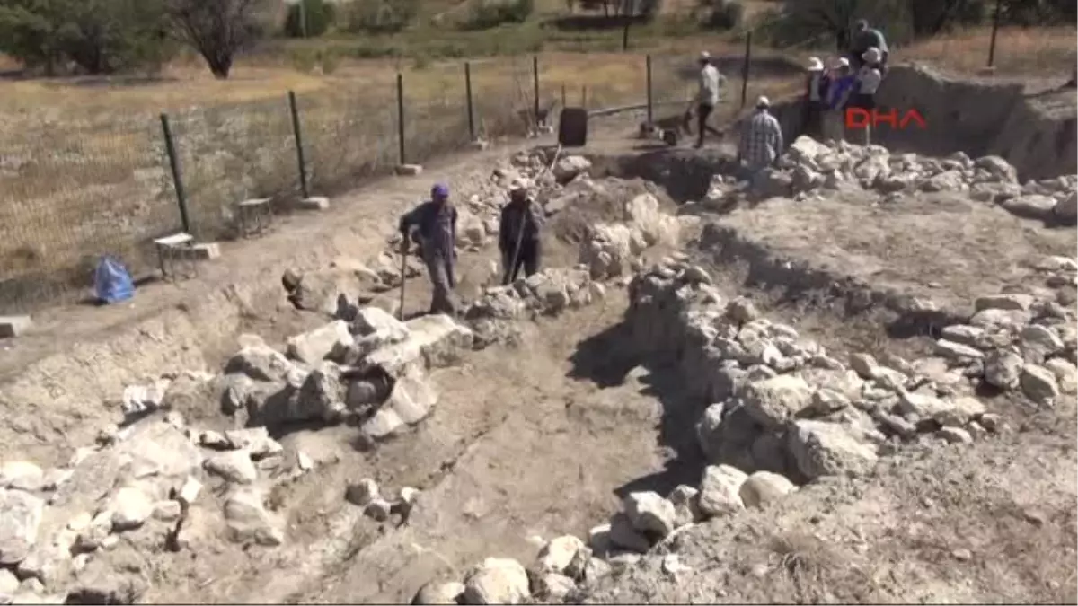 Burdur Hacılar Büyük Höyük\'te 5 Bin Yıllık Küpler Bulundu