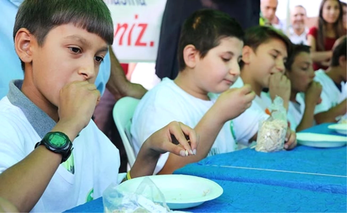 Çocuklar, Çekirdeği Hızlı Yiyebilmek İçin Kıyasıya Yarıştı