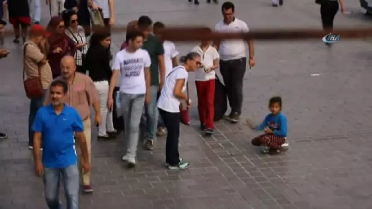 Darbukacı Küçük Kız, Eminönü\'nde İlgi Odağı Oldu