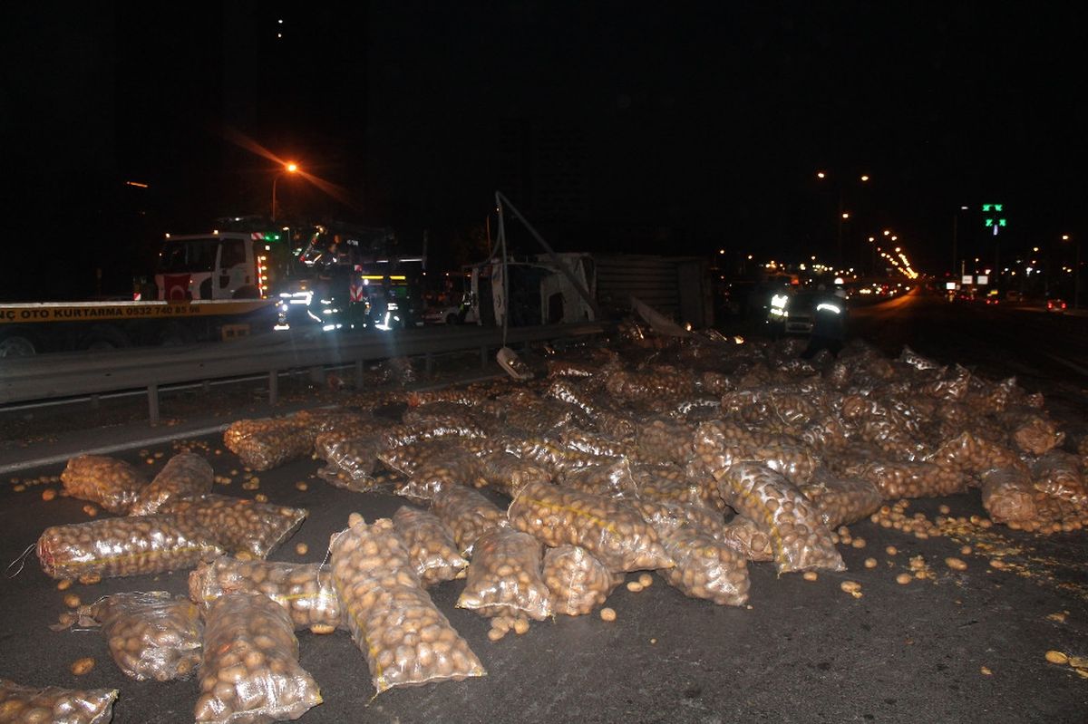 E-5\'te Patates Yüklü Kamyonet Devrildi: 2 Yaralı