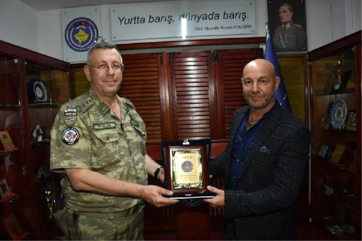 Ediz Hun, Çağan Irmak ve Yiğit Özşener\'den Kosova\'da Görevli Türk Askerine Ziyaret