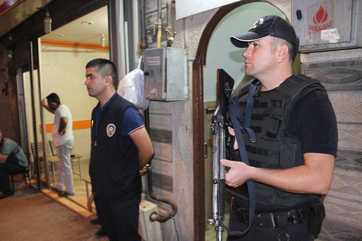Elazığ\'da Huzur 23 Uygulaması: Aranan 3 Kişi Yakalandı