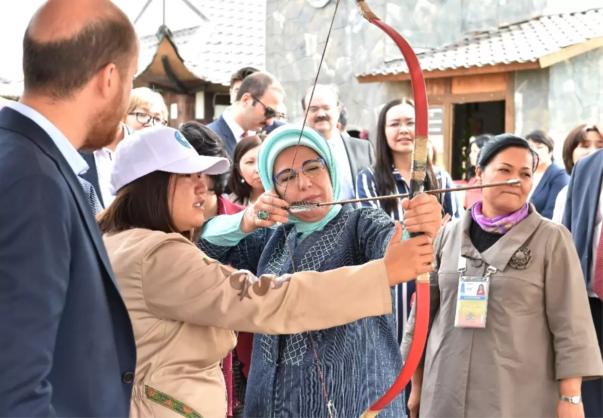 Emine Erdoğan, Kazakistan\'da Ok Attı