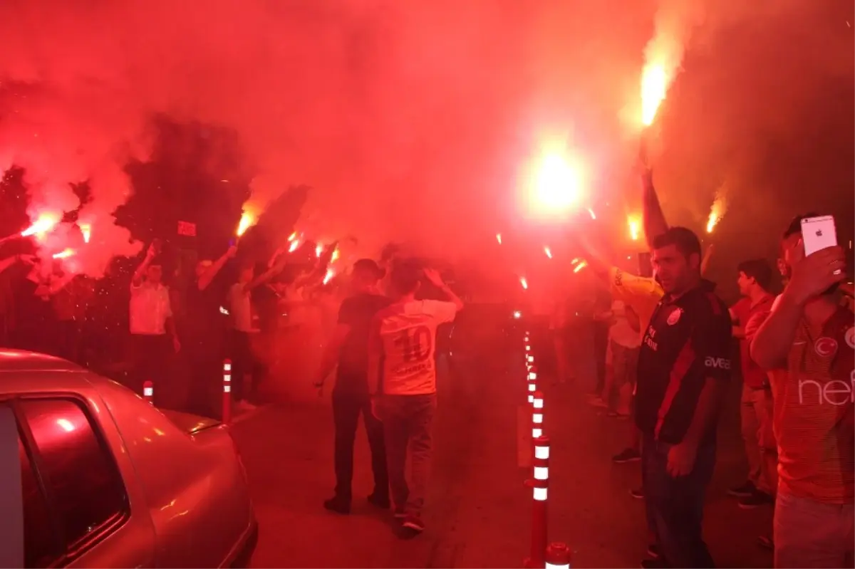 Galatasaray, Antalya\'da Coşkuyla Karşılandı