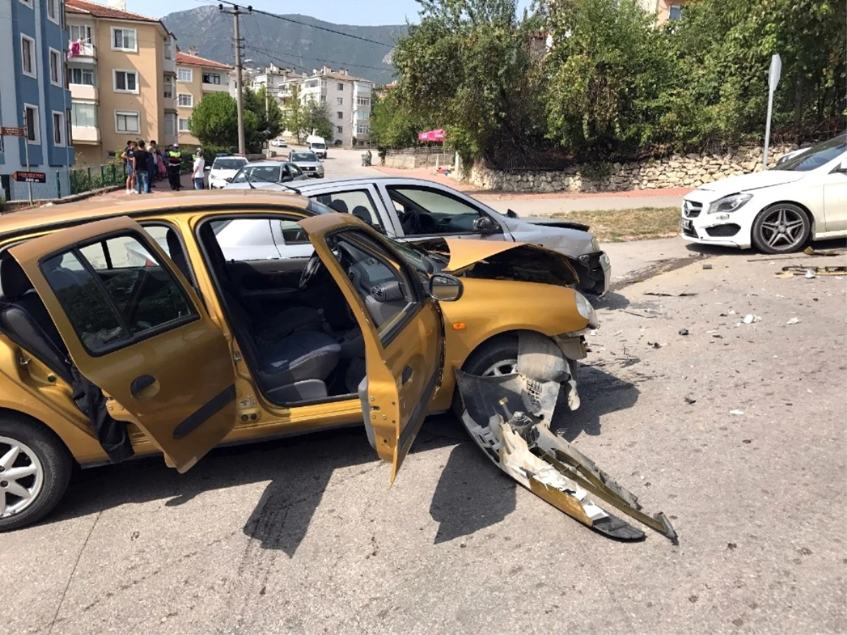 Karabük\'te Zincirleme Trafik Kazası: 2 Yaralı