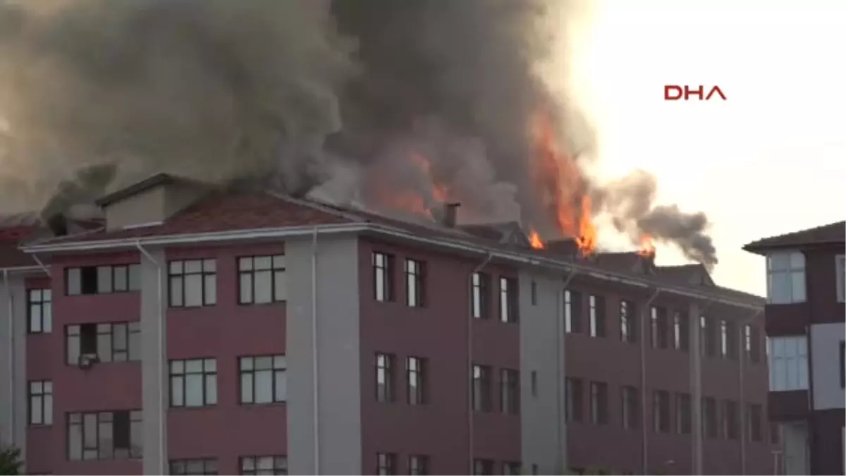Konya Lise ve Kız Yurdunun Çatısı Yandı