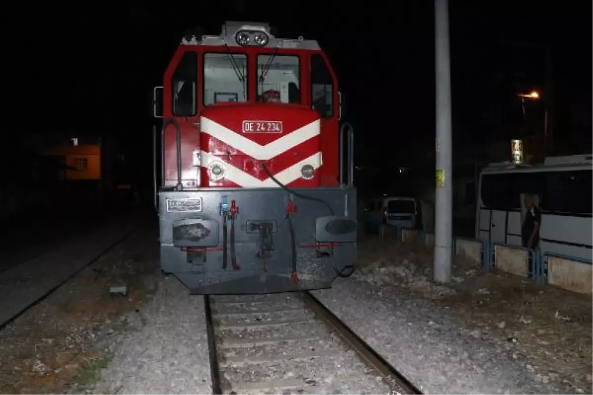 Nişana Giderken Tren Çarptı