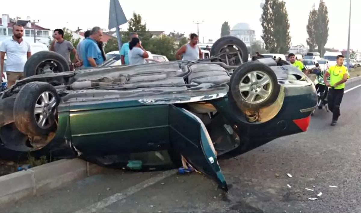 Otobüs Sıkıştırdı, Araç Takla Attı: 4 Yaralı