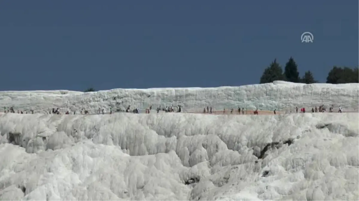 Pamukkale\'de Turist Yoğunluğu