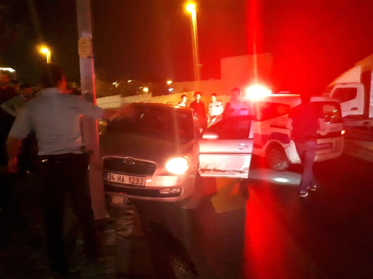 Polisten Kaçmaya Çalışan Şüpheli Şahıslar Ekip Aracına Çarptı