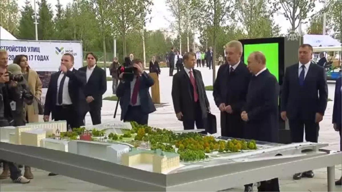 Rusya Devlet Başkanı Putin, Zaryadiye Parkı\'nı Ziyaret Etti