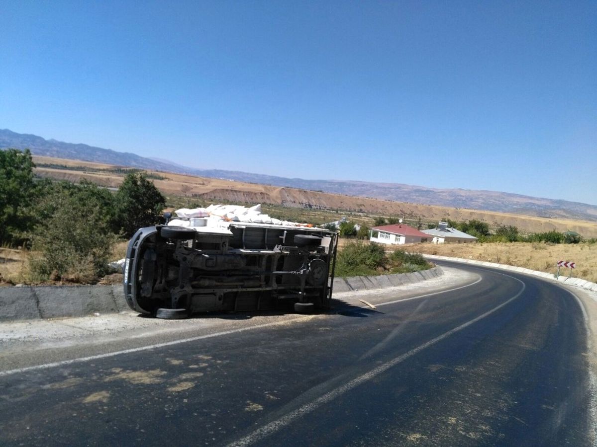 Saman Yüklü Pikap Devrildi