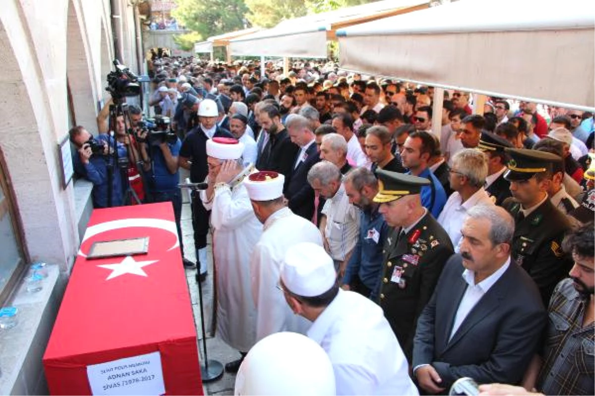 Şehit Polis Adnan Saka\'nın Cenazesi Memleketi Sivas\'a Getirildi (2)