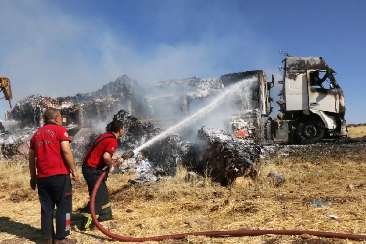 Seyir Halindeki Kağıt Yüklü Tır Alev Aldı