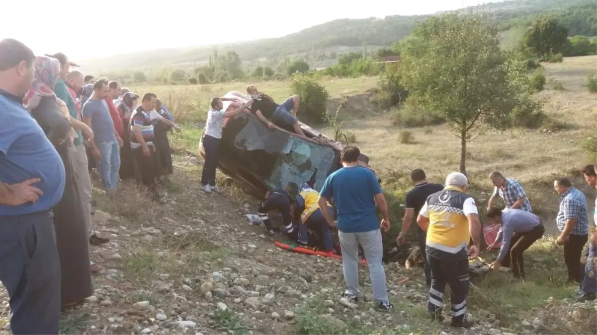 Yoldan Çıkan Otomobil Tarlaya Uçtu: 1 Ölü, 3 Yaralı