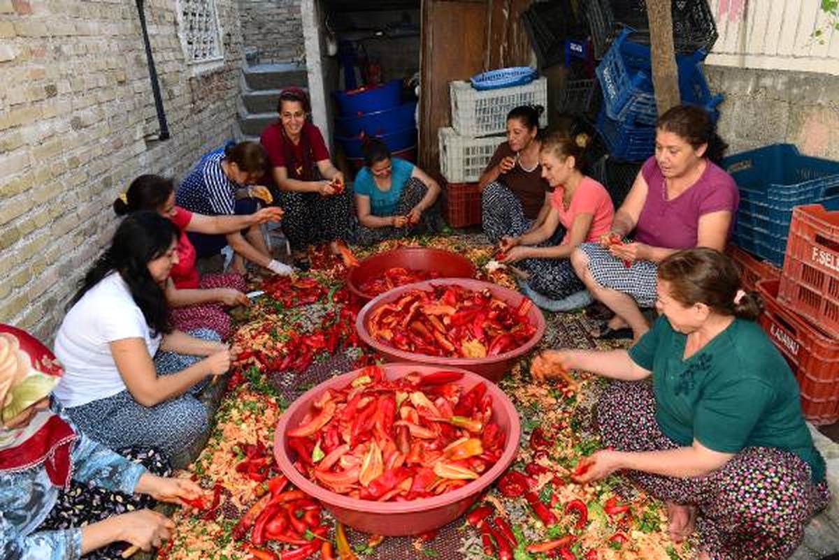 Adana\'da Ev Kadınlarının Geçim Kaynağı Salça