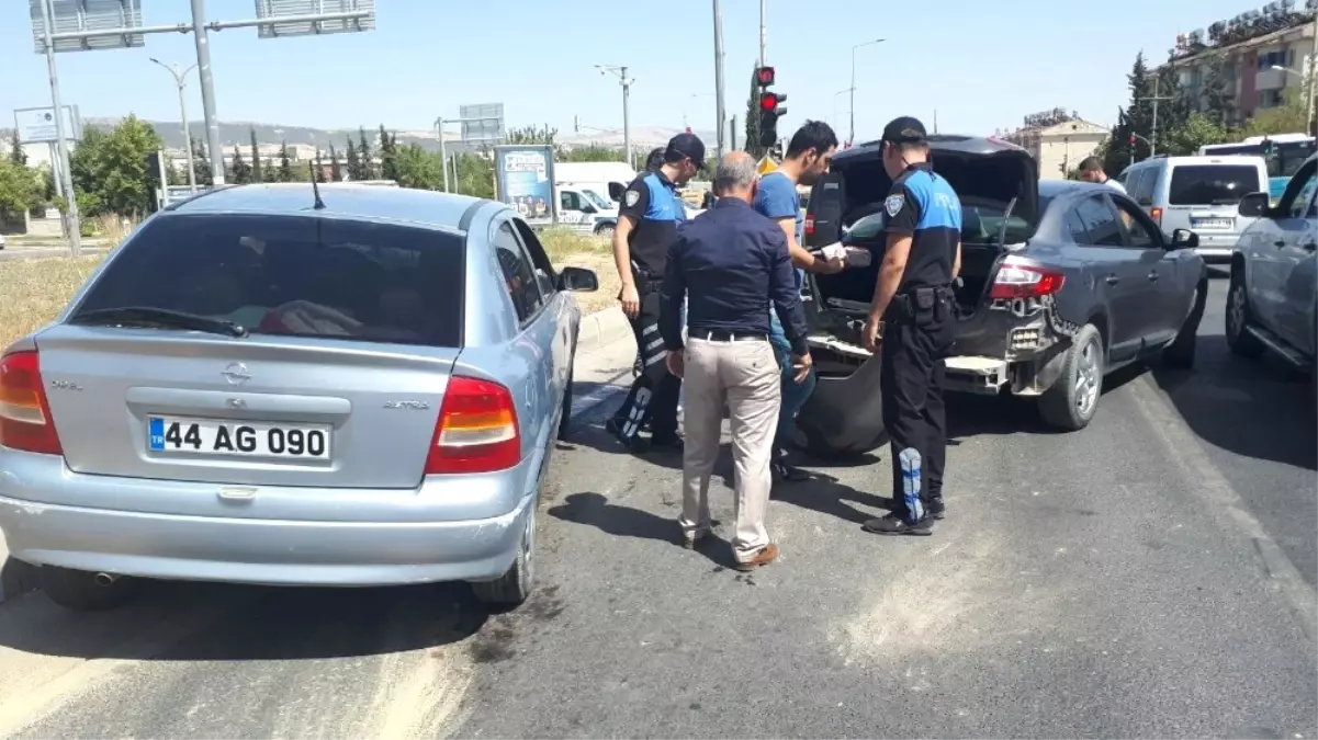 Çarpışan Otomobillerden Biri Refüje Çıktı