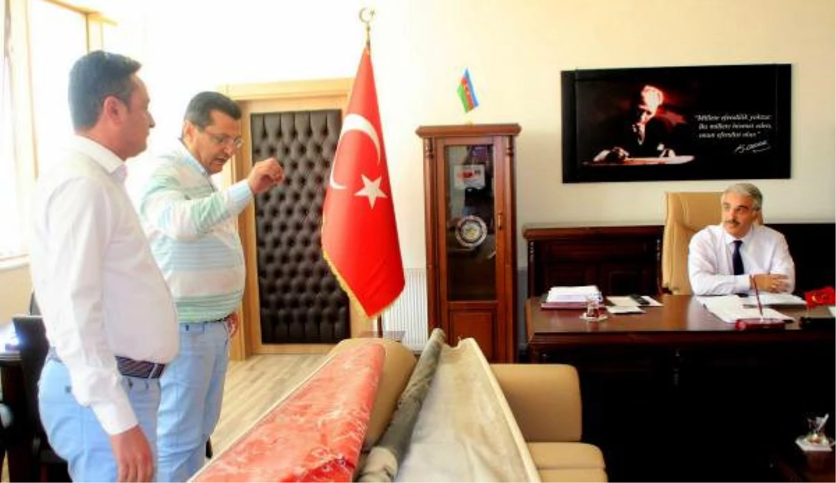 CHP\'li Vekil, Atatürk Posteriyle Milli Eğitim Müdürü\'nün Makamını Bastı