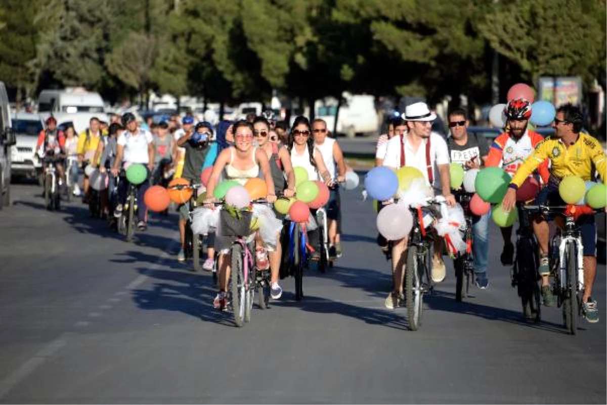 Diyarbakır\'da Gelin ve Damattan Farkındalık İçin Bisiklet Turu