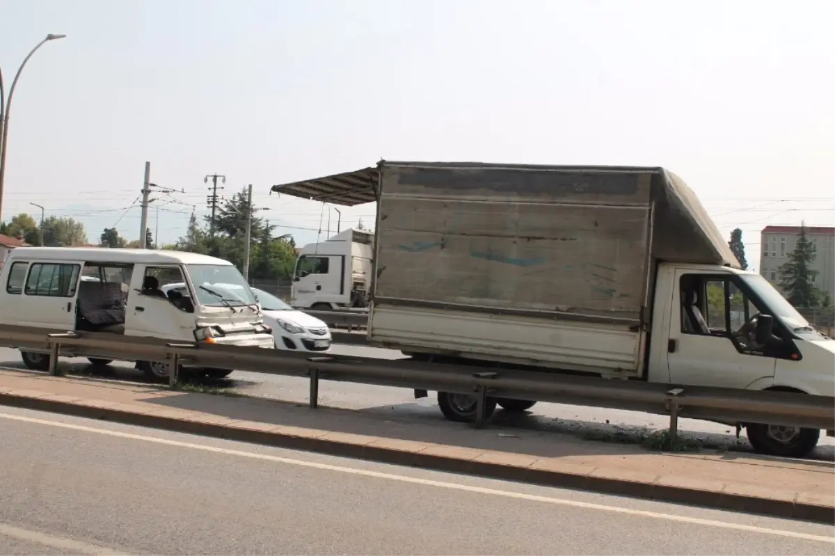 Emniyet Şeridinde Bekleyen Kamyonete Minibüs Çarptı