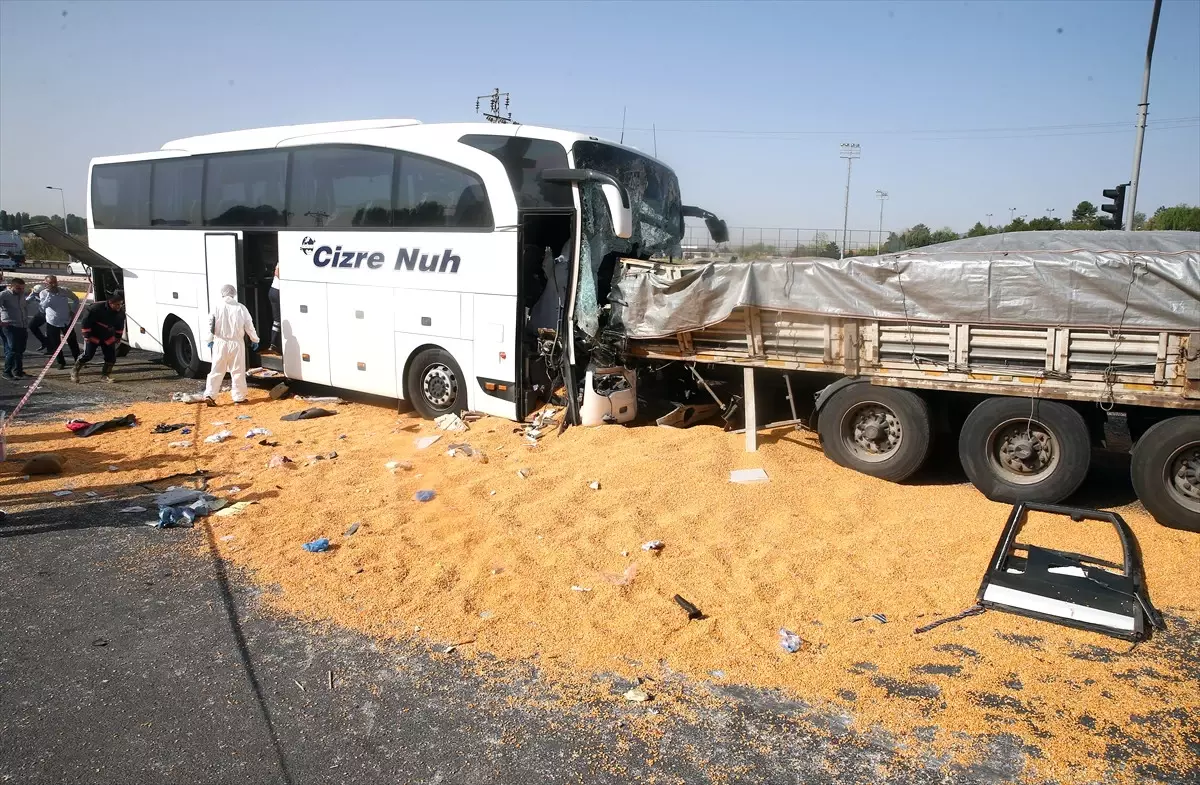 Güncelleme- Ankara\'da Otobüs Tıra Çarptı: 3 Ölü, 46 Yaralı