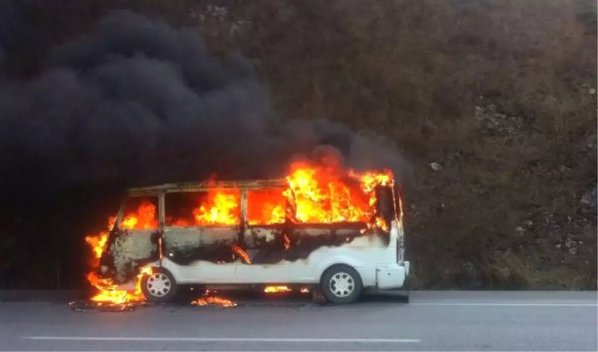 Hareket Halindeki Minibüs Böyle Yandı