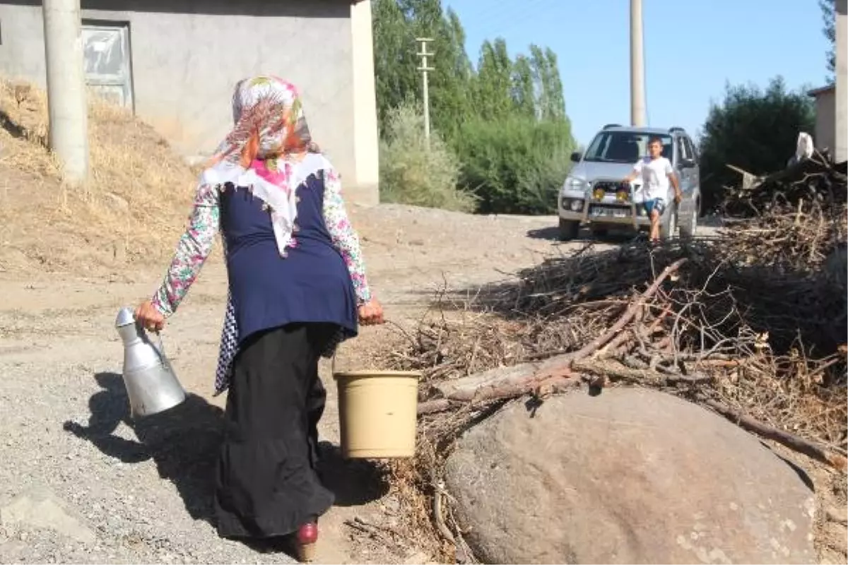 İçme Suyu Akmayan Mahalle Sakinleri Kanal Suyunu Kullanıyor