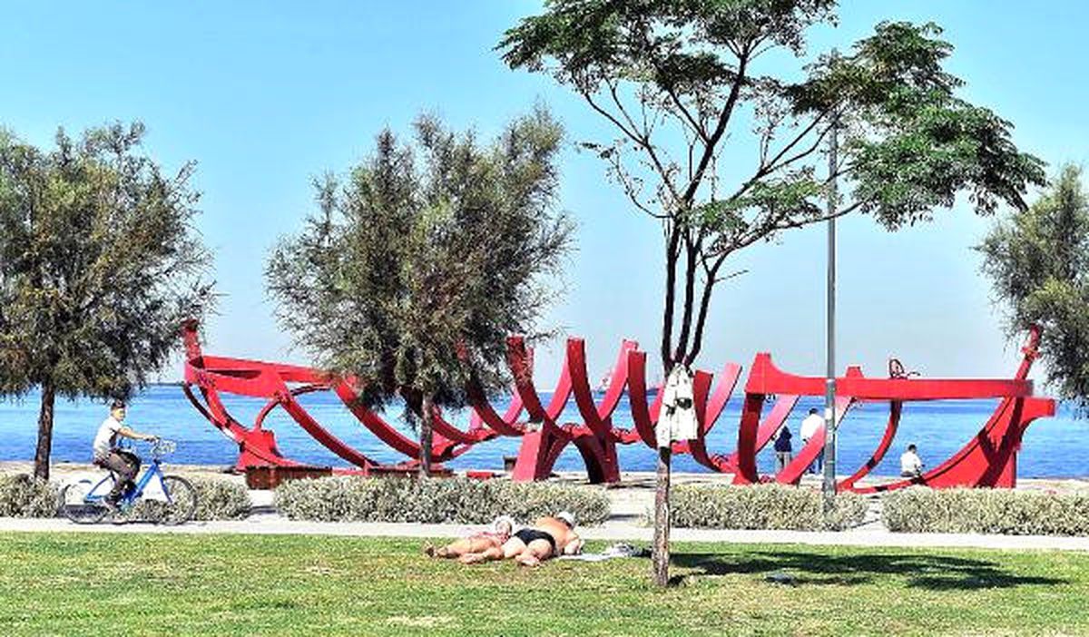 Kent Meydanında Bikiniyle Güneşlendiler