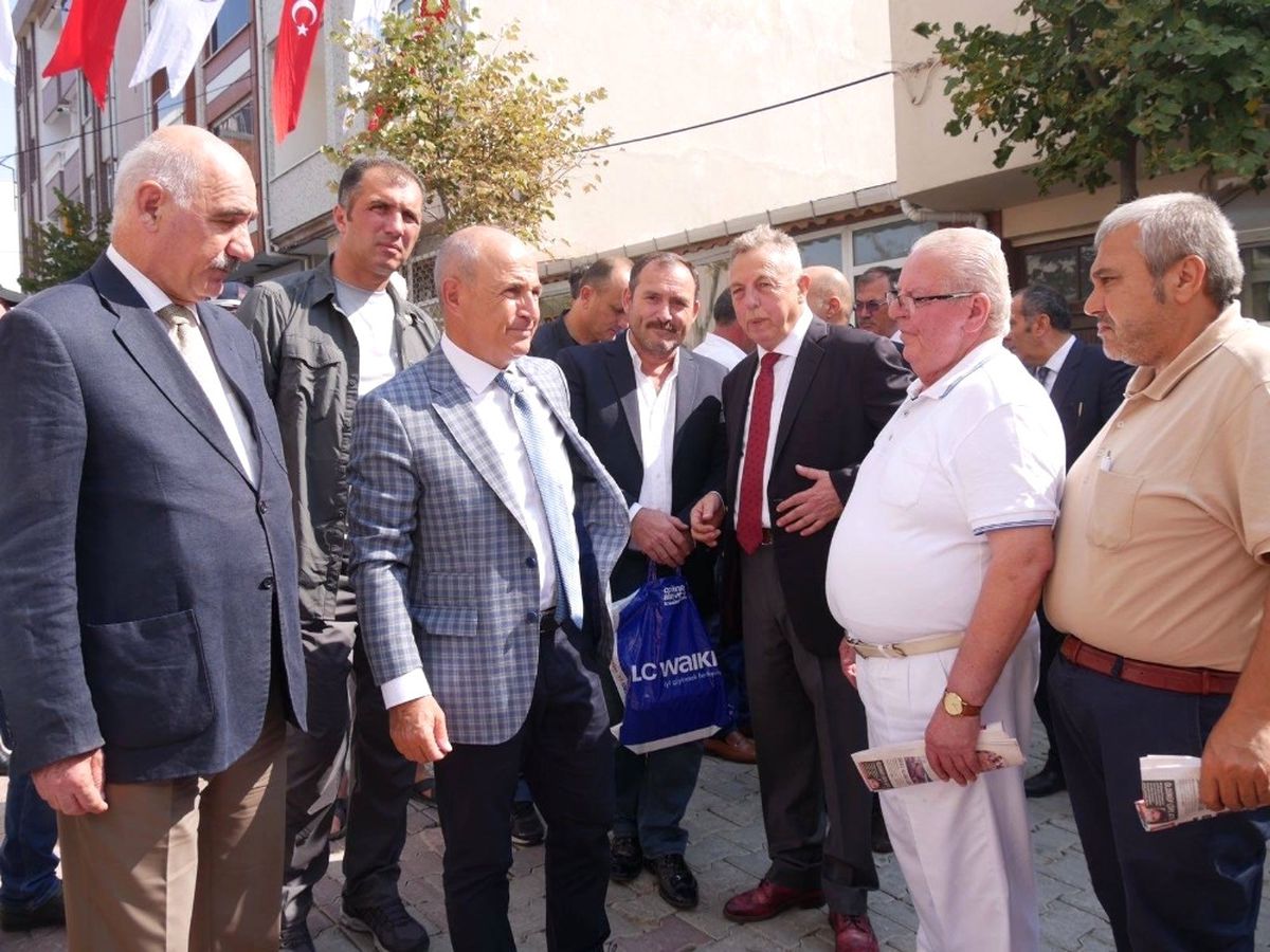 Köy Kahvehanesinde Belediye Meclis Toplantısı