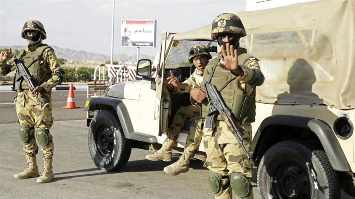 Mısır\'da DEAŞ\'lı Teröristler Polis Konvoyuna Saldırdı: 18 Ölü, 7 Yaralı