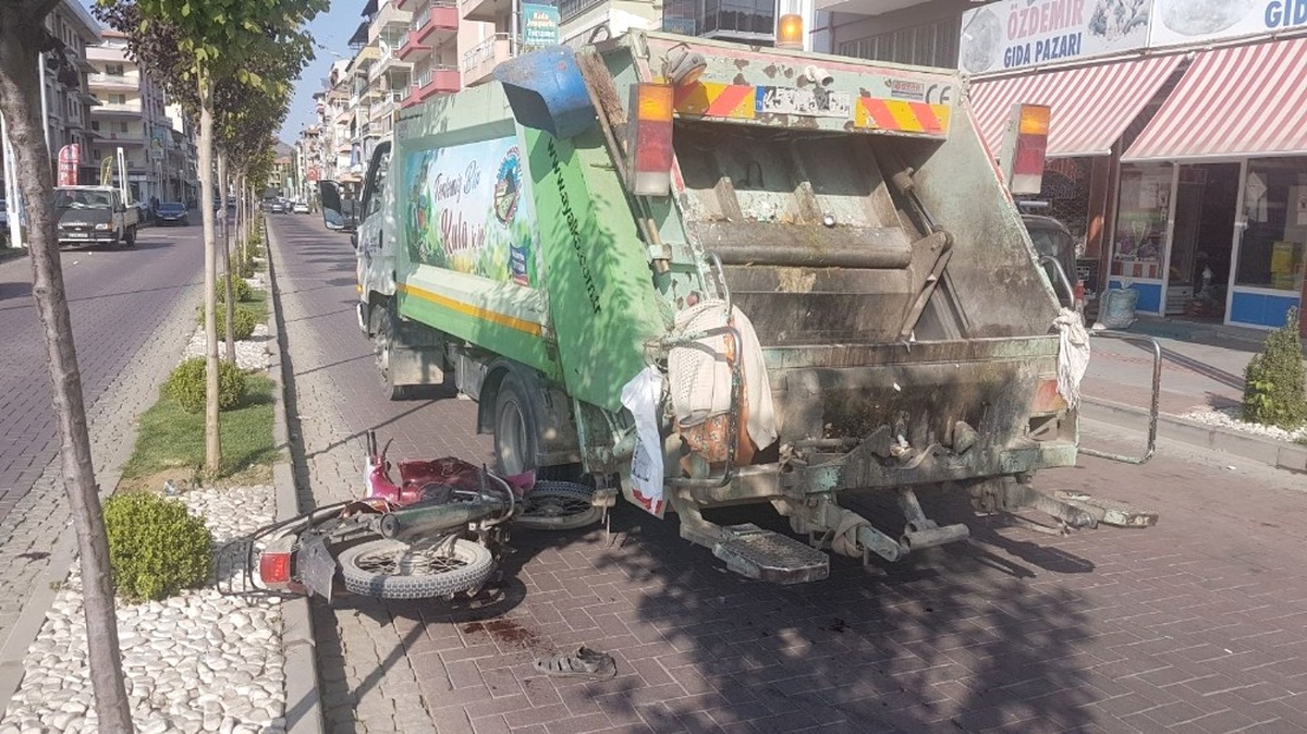 Motosiklet Çöp Kamyonuna Çarptı: 1 Yaralı
