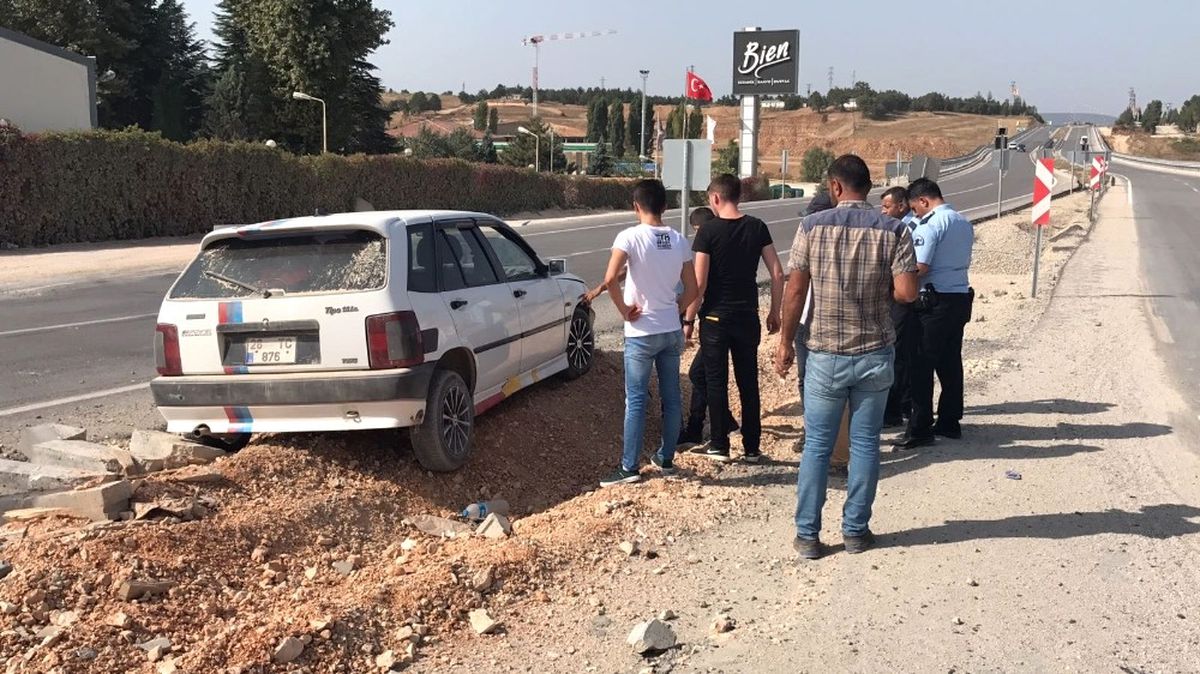 Otomobil Orta Refüje Çıktı
