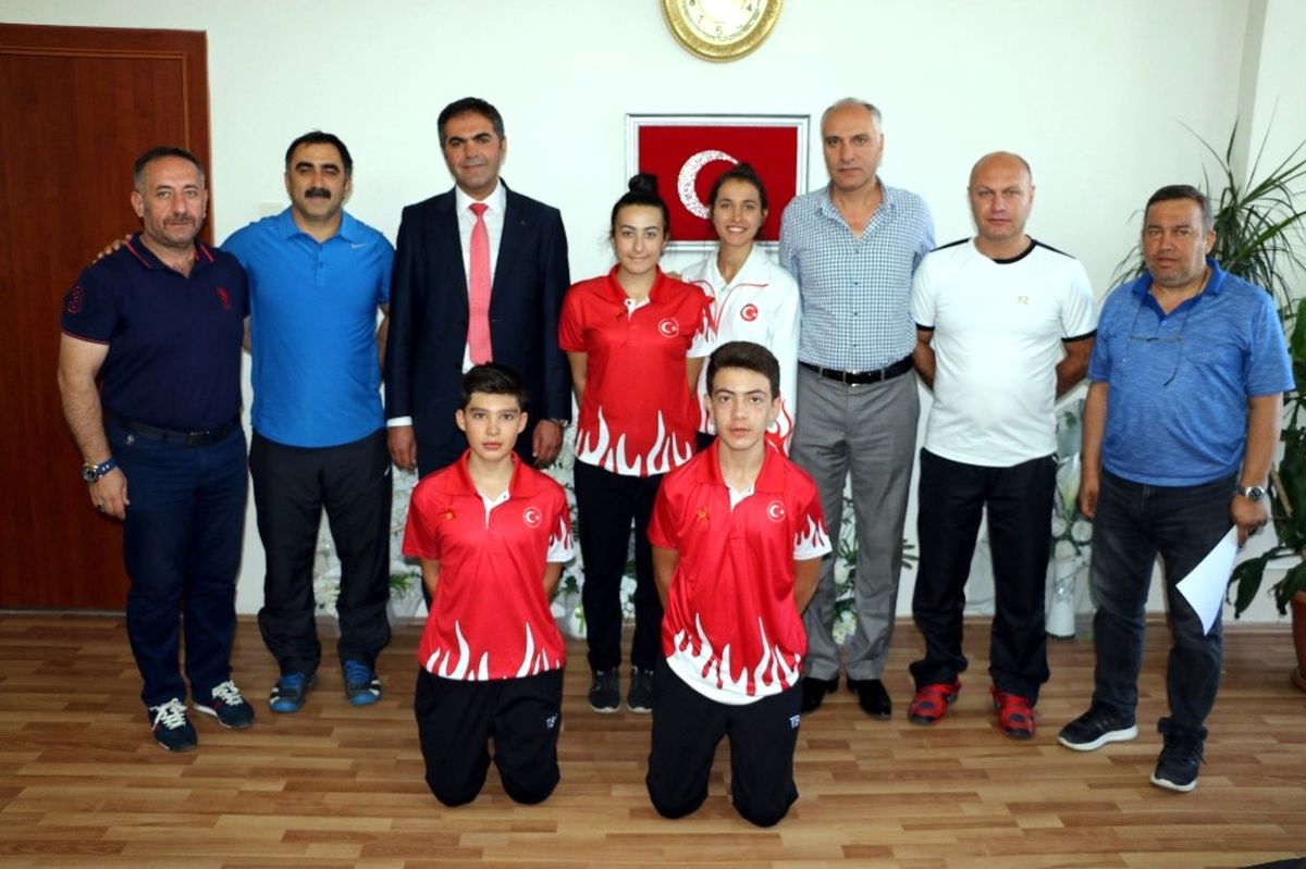Şampiyon Badmintoncular Ödüllendirildi