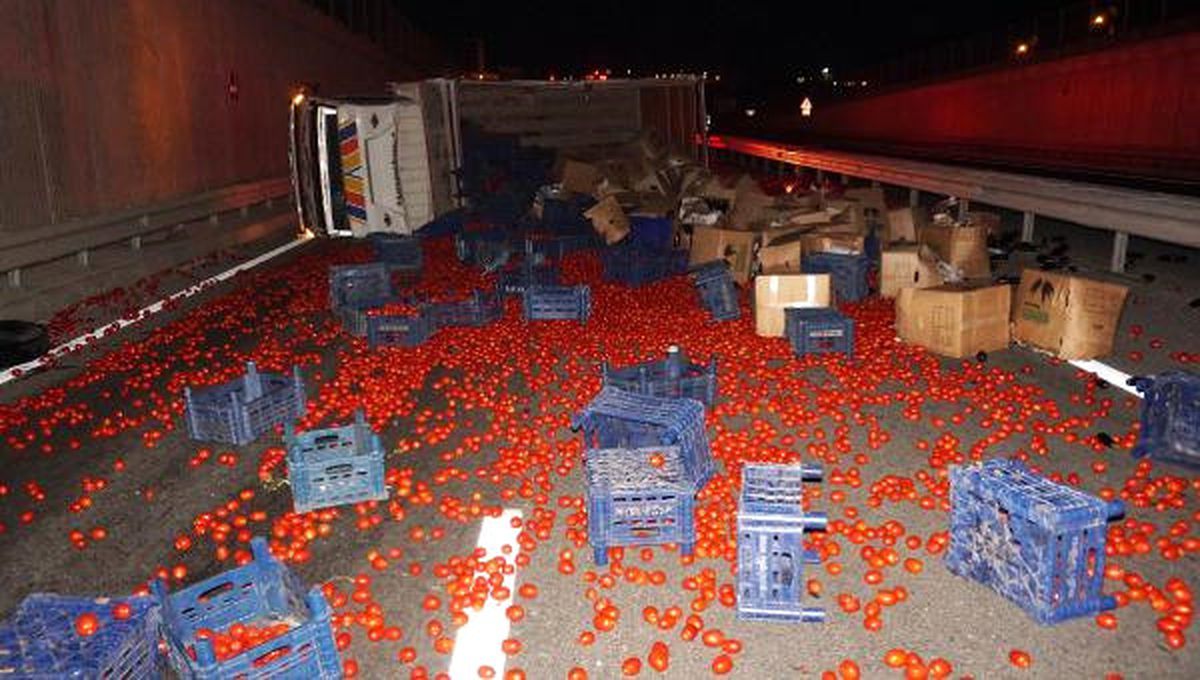 Sebze Yüklü Kamyon Devrildi: 2 Yaralı
