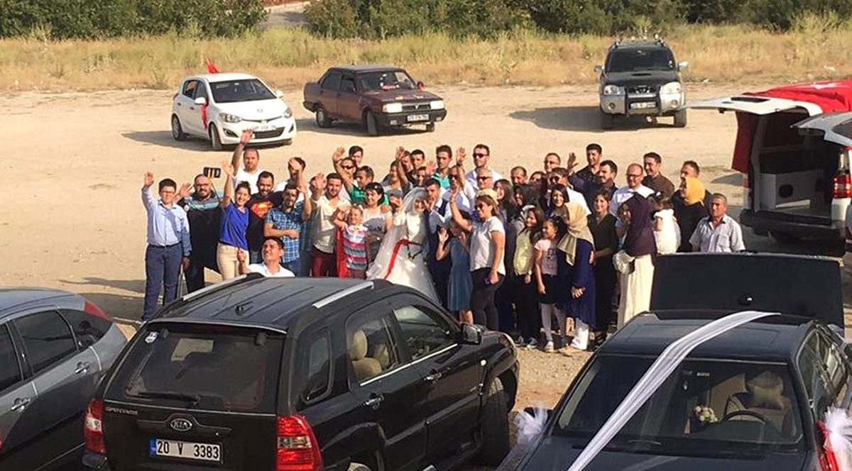 Sosyal Medya Grubundan Genç Çifti Şaşkına Çeviren Destek