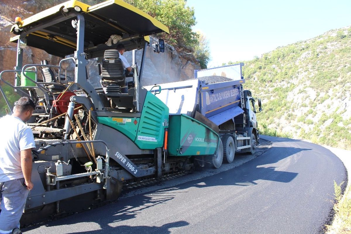 Sugözü\'nde Sıcak Asfalt Çalışması Devam Ediyor