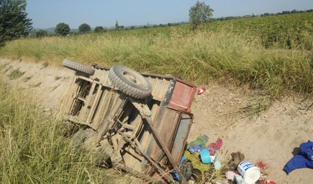 Tarım İşçilerini Taşıyan Traktör Devrildi: 16 Yaralı