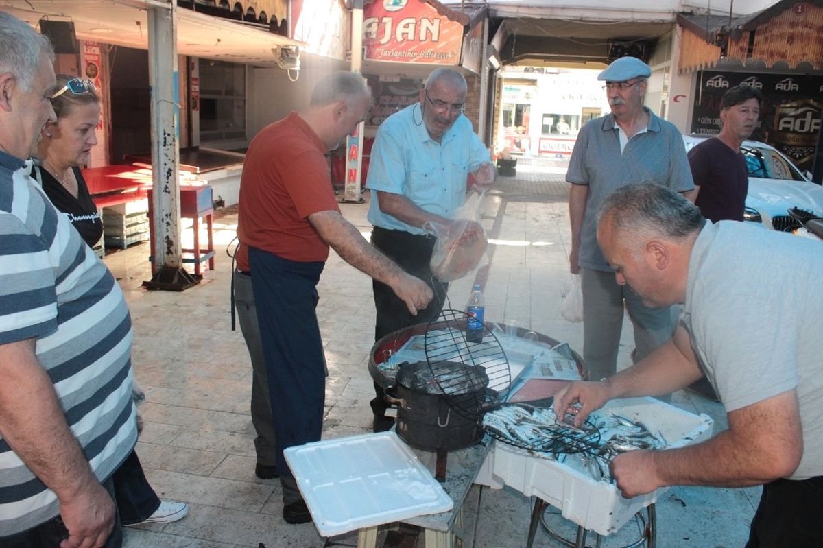 Tavşanlı\'da Balık Pazarında Satışlar Başladı