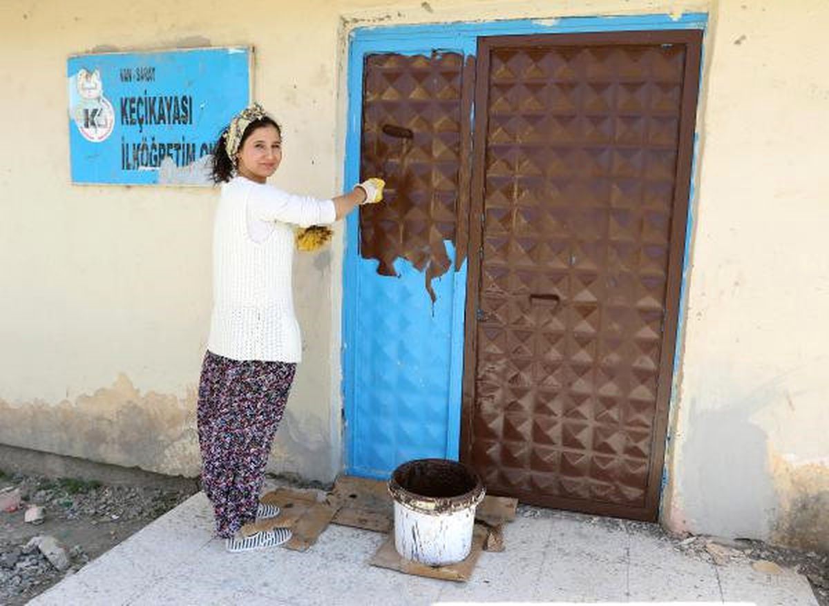 Van\'daki Okullar Yenileniyor, Öğretmenler de Destek Oluyor