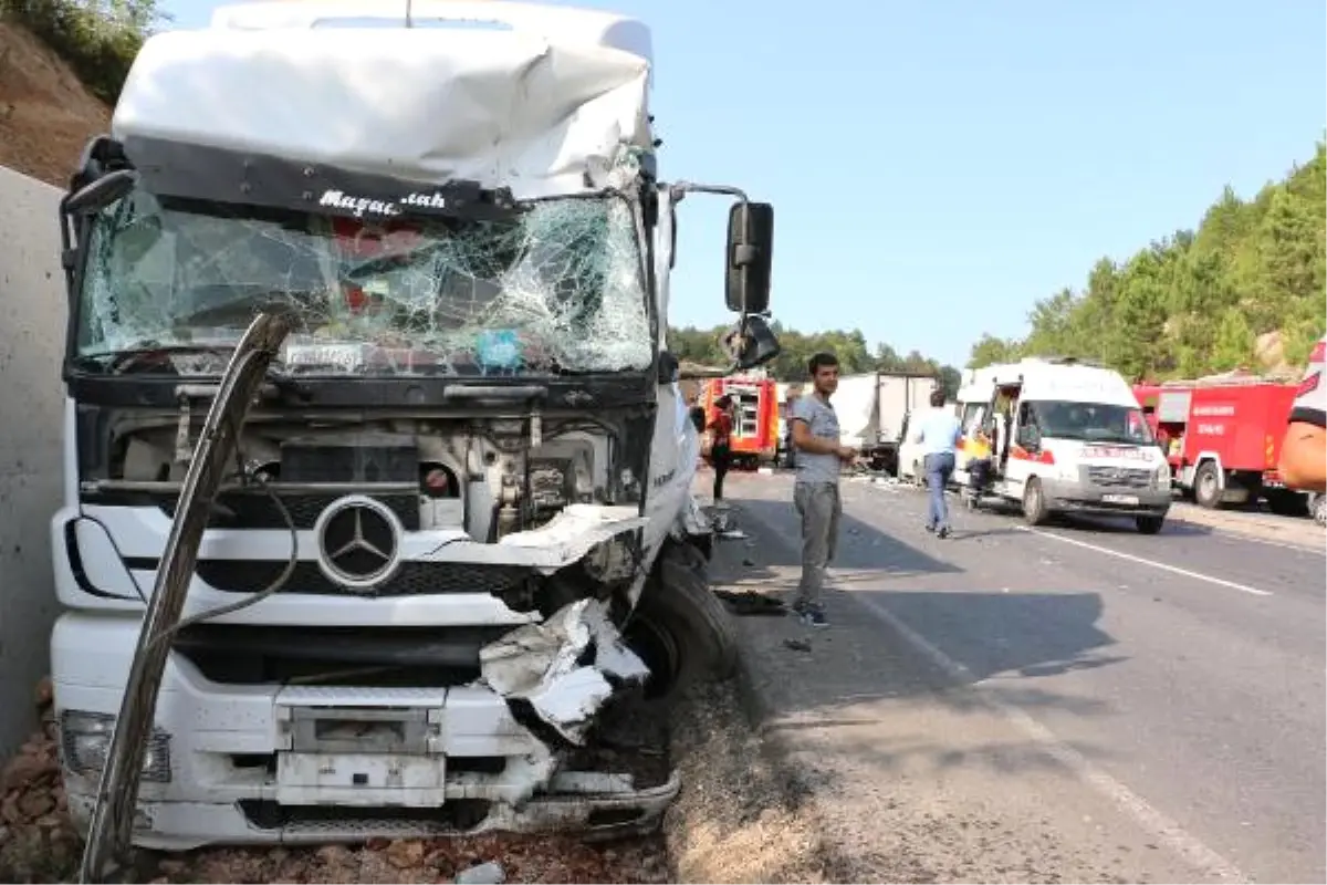 Zonguldak\'ta 3 Araçlı Zincirleme Kaza: 3 Yaralı