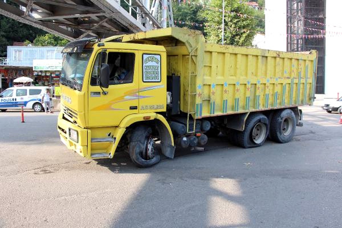 Zonguldak\'ta Kamyonla Cip Çarpıştı: 2 Yaralı